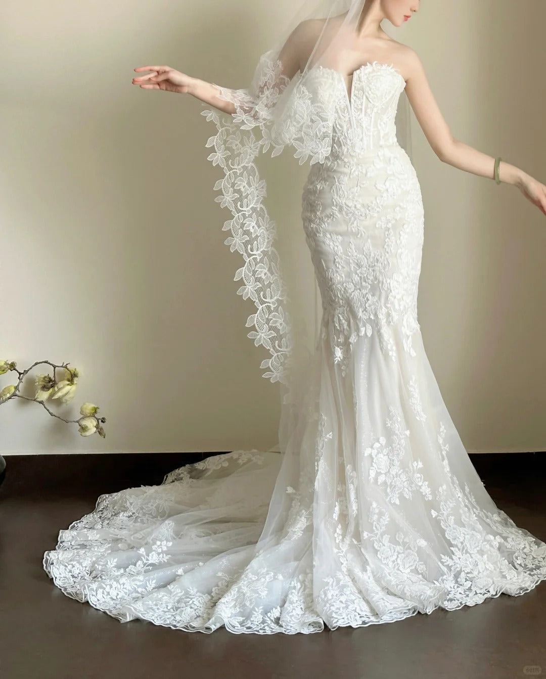 Elegant White Mermaid Train Lace Tulle Wedding Dresses Main image