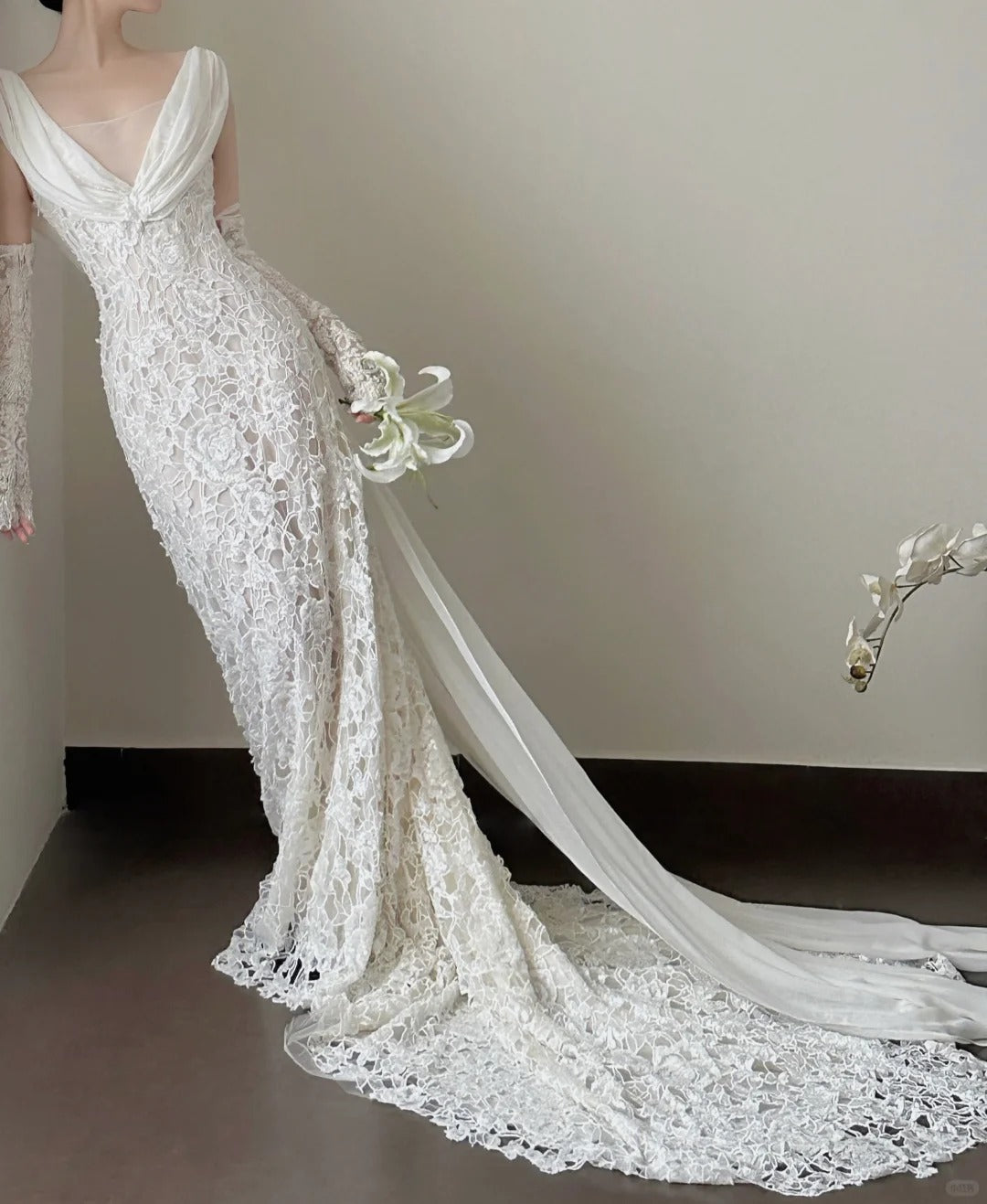Elegant White Mermaid Train V-Neck Lace Wedding Dresses
