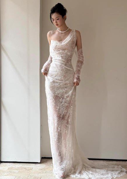 Elegant White Strappy Backless Lace Train Wedding Dresses Secondary image