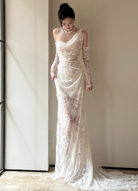 Elegant White Strappy Backless Lace Train Wedding Dresses Main image