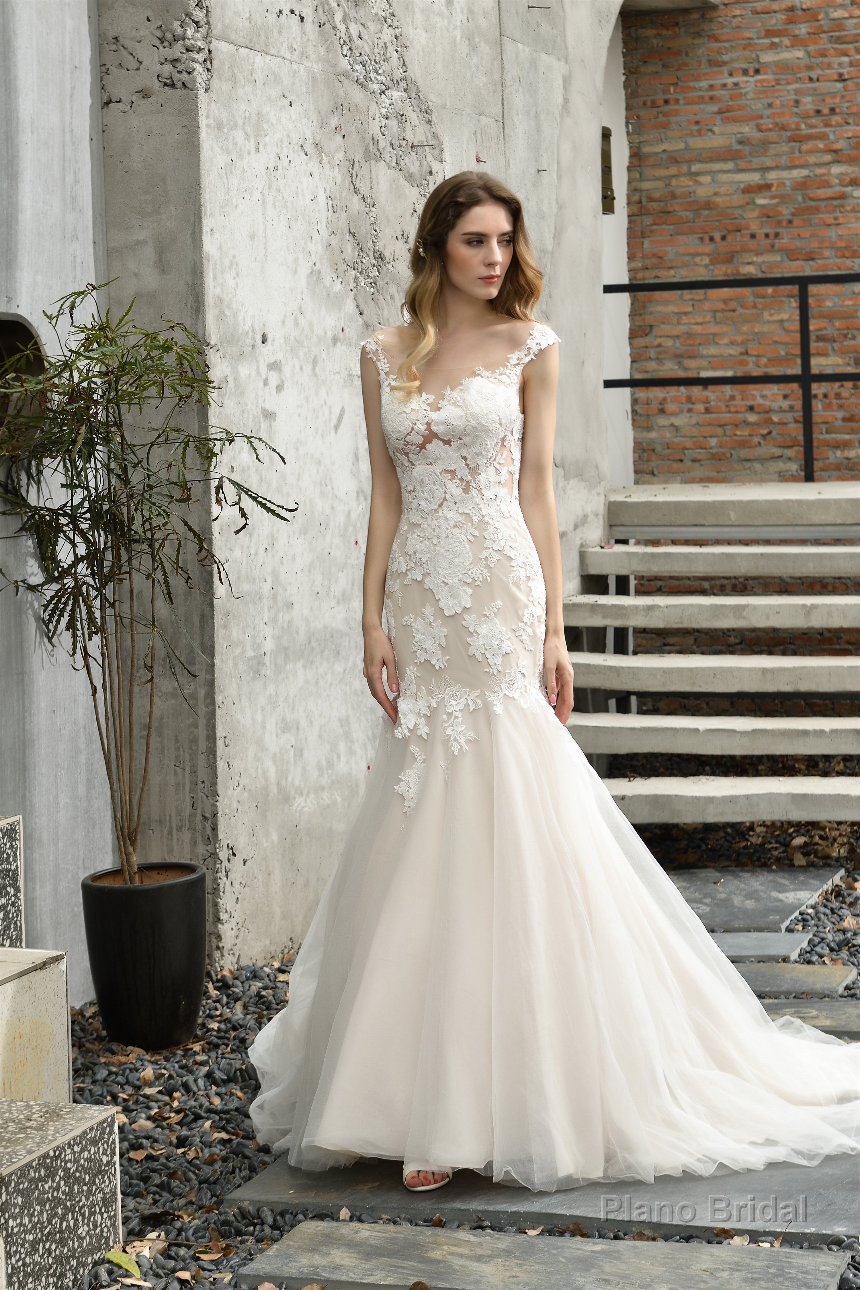 Lace Mermaid Ivory Wedding Dresses with Short Sleeves Secondary image