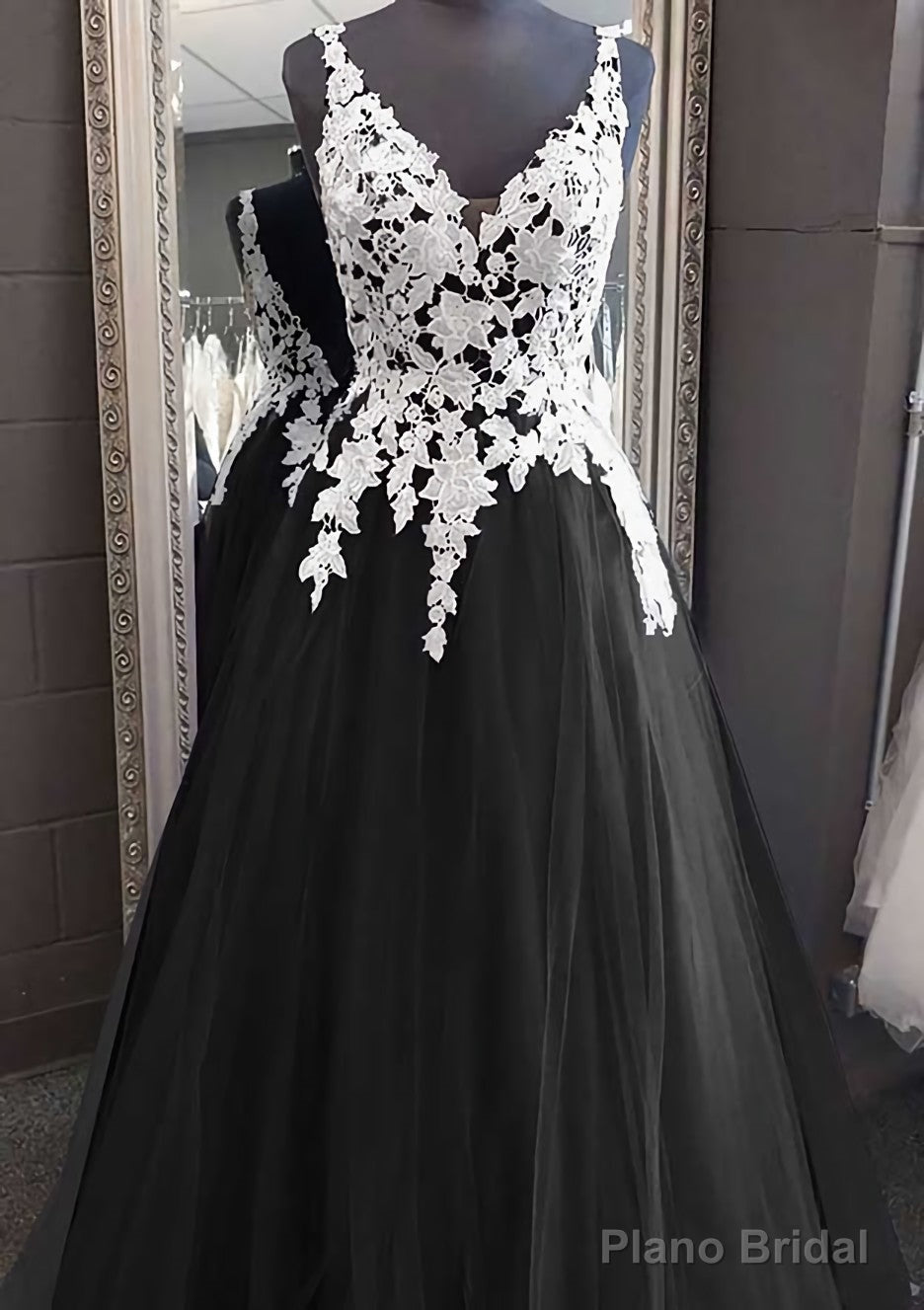Princess V Neck Long/Floor-Length Tulle Prom Dresses With Appliqued Lace
