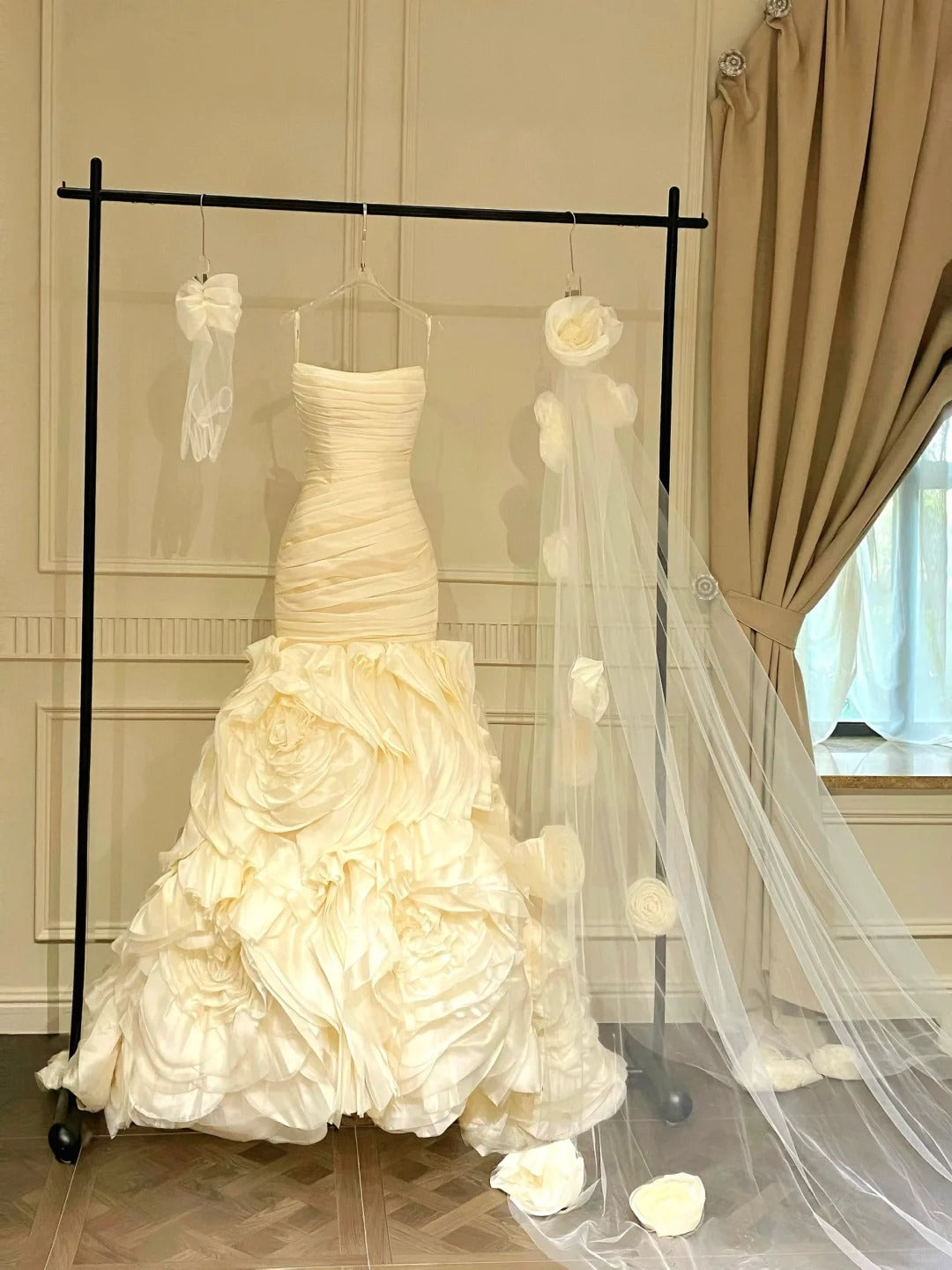 Vintage Ivory Mermaid Strapless 3D Flower Pleated Satin Wedding Dresses Main image